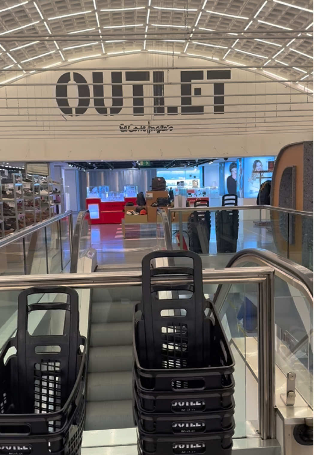 Me entero que existe un outlet de El Corte Inglés a 10 min de mi casa ❤️‍🔥✨ 📍 C/ Raimundo Lulio 6, Chamberí, Madrid Ropa, hogar, basicos, showstoppers y accesorios con descuentazo… peligro real. Si tiene buen surtido y hay descuentos en su mayoría del 50 y 60 % en la parte deportiva si muy pocas piezas, pero todo lo demás muy bien. También tiene un supermercado en la parte de abajo donde me encontre y llevé Salsa Valentina etiqueta negra 🇲🇽🤠 #shopping #retail #bargain #discount #fashion #outlet #madrid #elcorteingles #mall #españa #fashionbrands #store