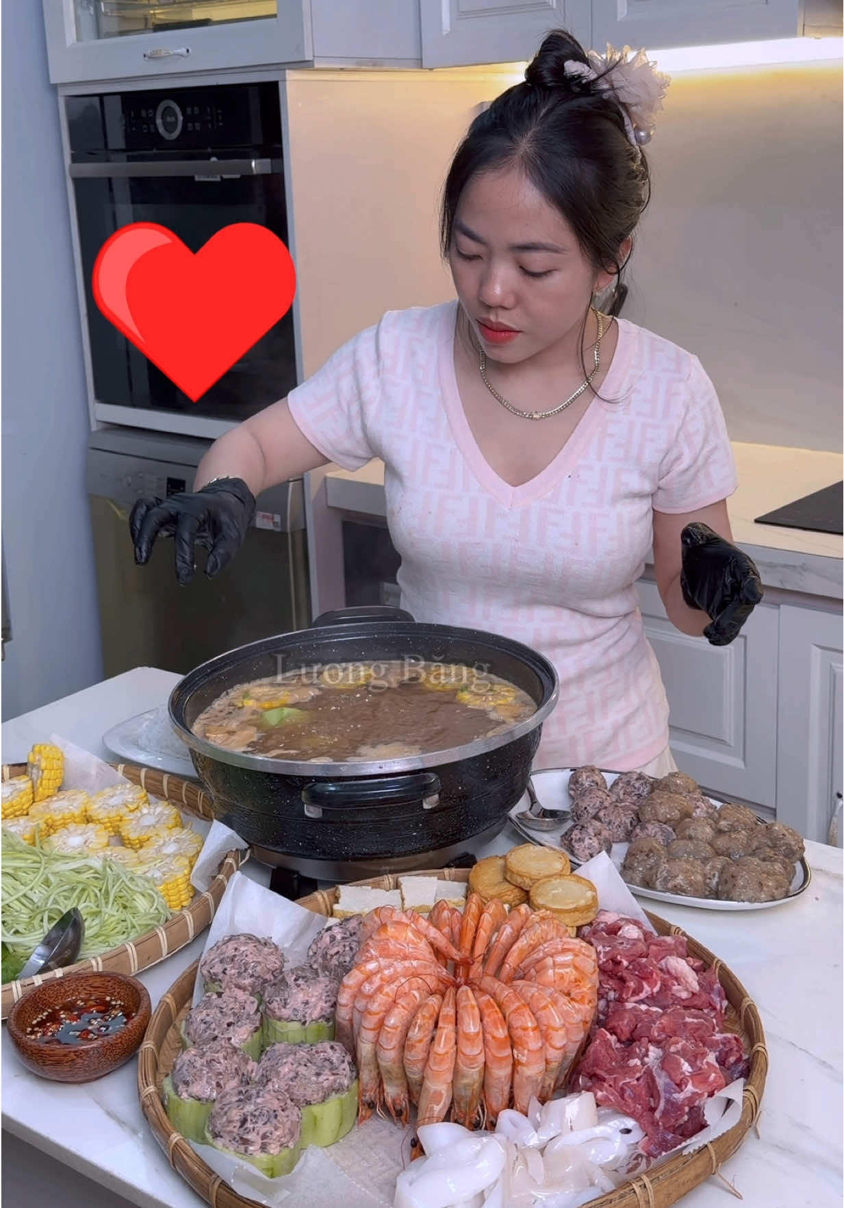 Vỏ tôm, đầu tôm đem xay nấu được nồi lẩu này ngon lắm cả nhà ơi Lẩu tôm cua bầu