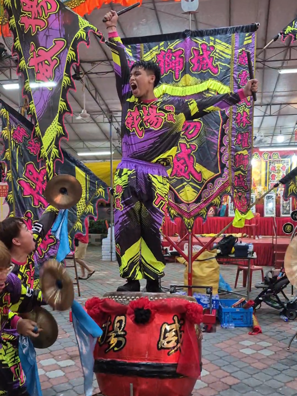 獅城揚威文化團 鼓樂篇 莲關宫包府千歲寶誕 獅城揚威文化團龍獅高樁表演 Subscribe on YouTube: Typical Lion  #fyp #viraltiktok #viralvideo #singapore #drums @yangweisg 