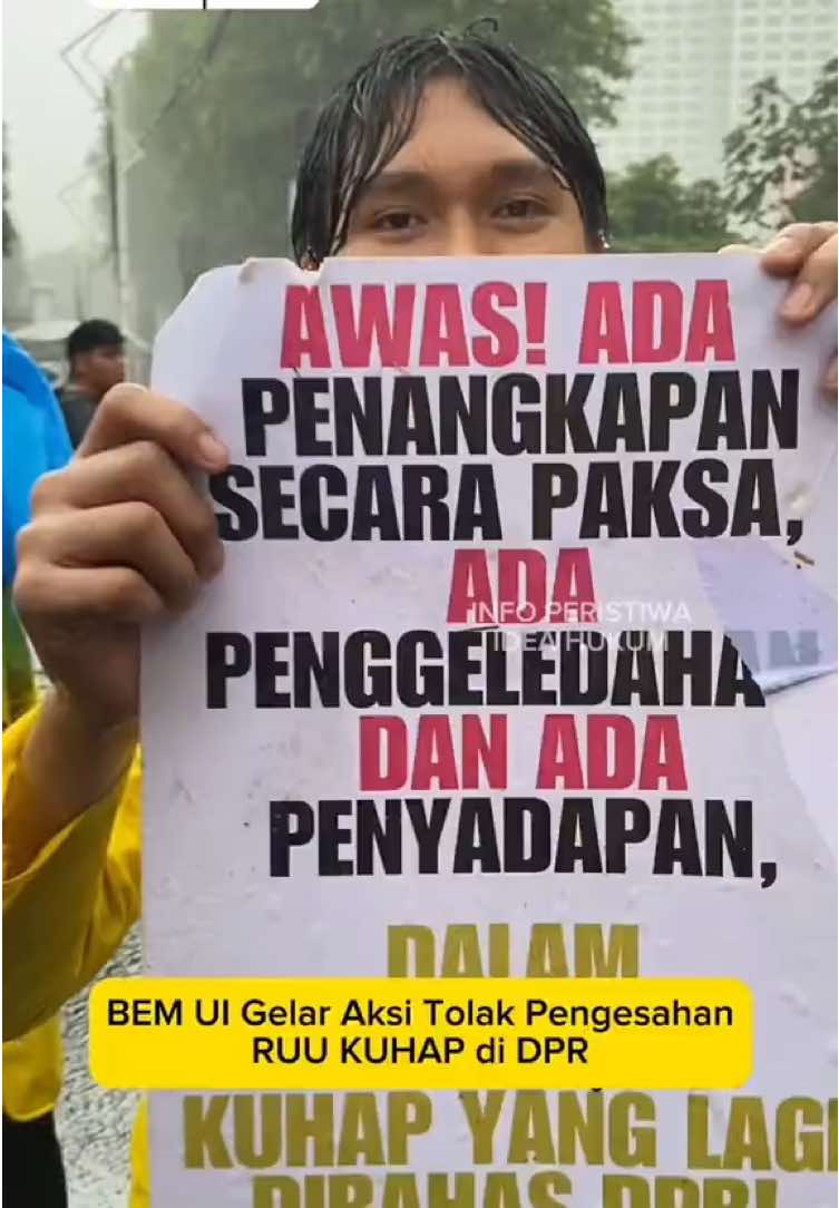 Puluhan mahasiswan yang tergabung dalam BEM UI mengadakan aksi tolak pengesahan RUU KUHAP di gerbang Pancasila DPR RI, Selasa (18/11/2025). #tolakruukuhap #bemui #infoperistiwa #ruukuhap #demodidpr 