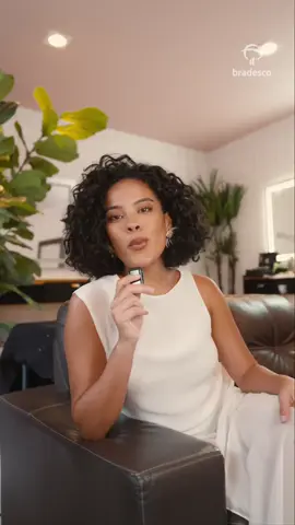 Tem muita cilada por aí disfarçada de oportunidade! A Bella Campos tem a dica pra você se proteger: antes de clicar em qualquer link suspeito, busque por Segurança Bradesco. #SegurançaBradesco