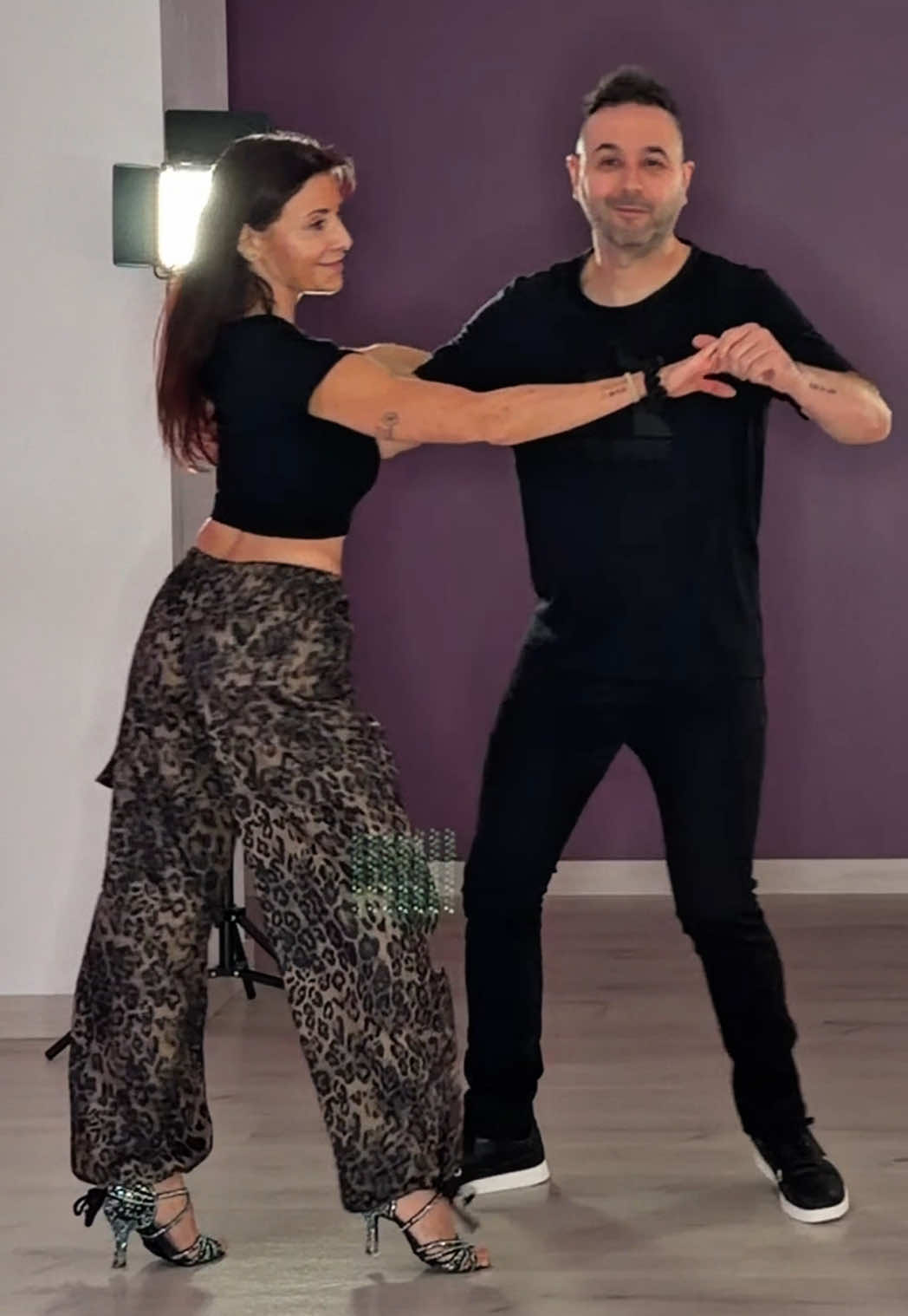 🎶 UN MONTÓN DE ESTRELLAS #salsatiktok #salsadancers #salsadance #bailarsalsa #salsastboi @salsa.onbaile 