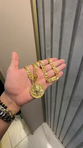 Corrente Romana 10mm + Pingente Medalha Jesus com Cruz cravejada 3D ⚜️ Joias feitas em Prata revestidas com Ouro 18K750 ✈️ Entrega Segura e Imediata em todo Brasil! Para comprar acesse o nosso site www.cavalerosjoias.com.br ou fale com um consultor no WhatsApp 88 9 96842740