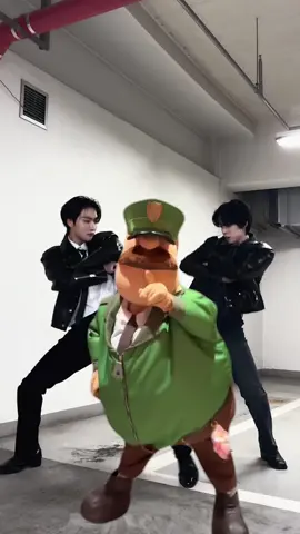 ofc guard is an ATINY @ATEEZ_Official @TYLA #subwaysurfers #ateezatiny #kpop #tyla #chanel 