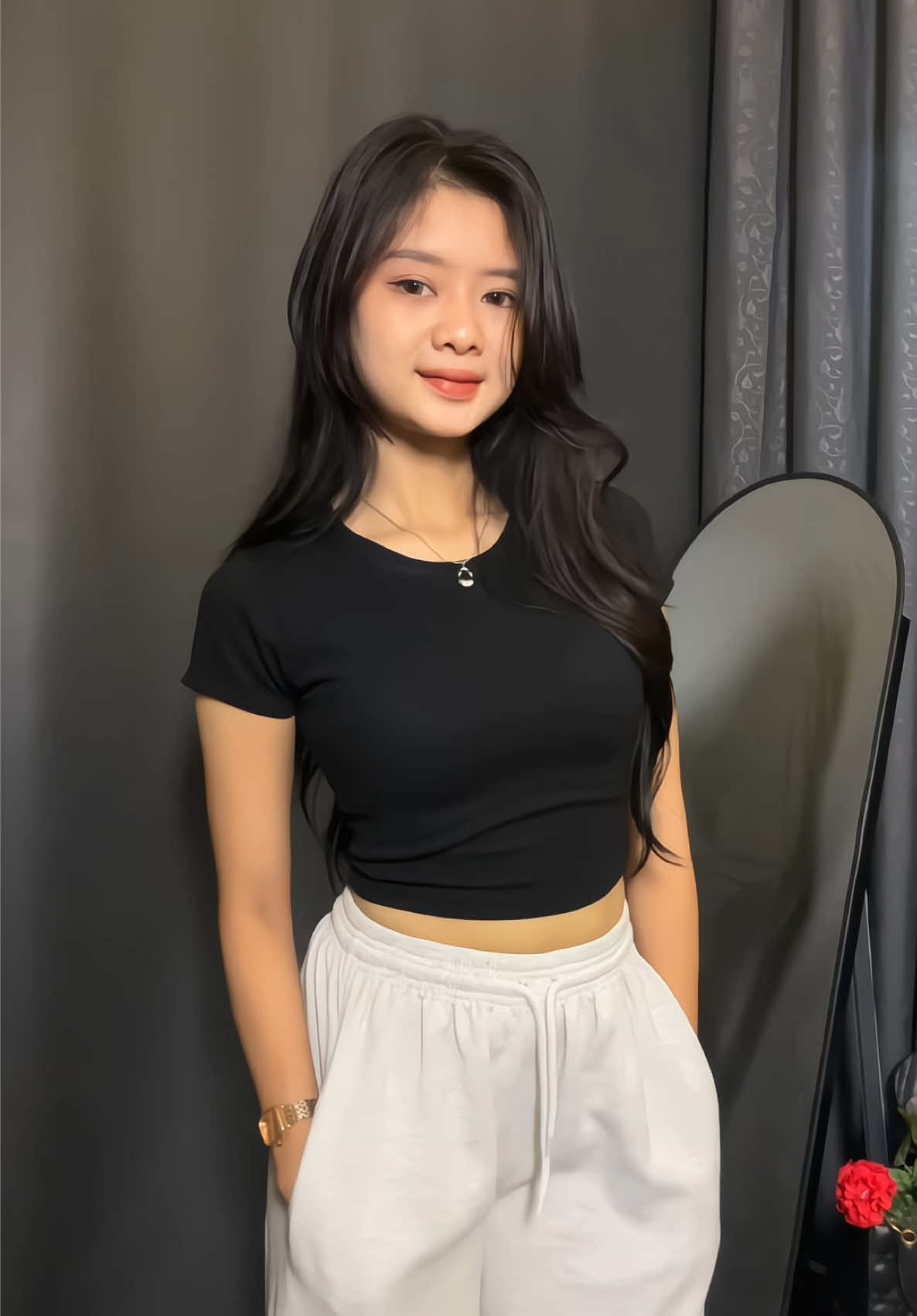 Croptop x sweetpants 🩶🖤 #OOTD #croptop #atasanwanita #sweatpants #celanadaily 