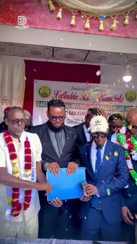 Xafladda xil-wareejinta maamulka degmada Boon ayaa si qurux badan uga qabsoontay maanta magaalada. Munaasibadda waxaa goob-joog ka ahaa masuuliyiin kala duwan iyo qaybaha bulshada. Inta lagu guda jiray xafladda, Badhasaabku xigeenka gobolka Salal, Mudane Musharaf Aare Nuur, ayaa xilka si rasmi ah ugu kala wareejiyey maamulka degmada Boon, waxaana halkaas ka dhacay hadallo dhiirrigelin iyo bogaadin isugu jira.