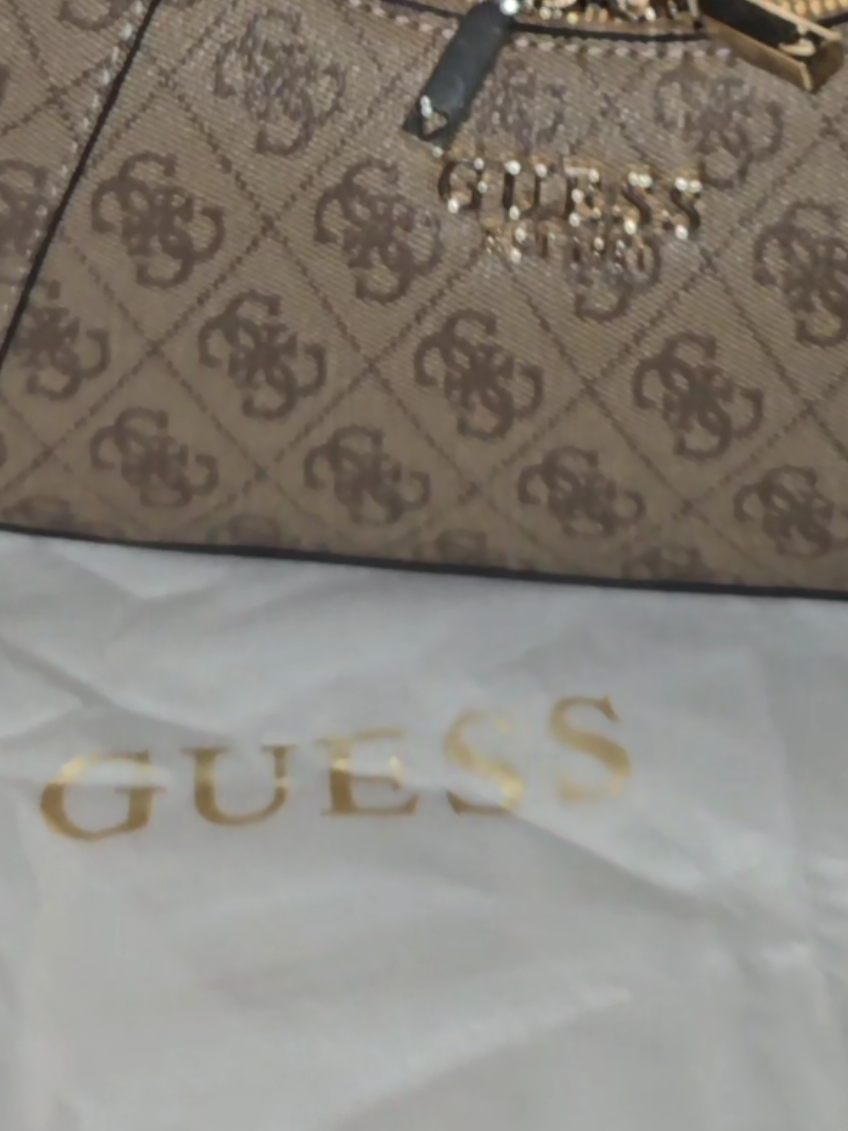 unpack my new purse with me 👜🥰🎀 its so beautiful😍 @GUESS  @Zalando  #unpack #unpackwithme #purse #unbox  #unboxingvideo 