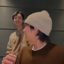 how jeonghan looks at joshua. #yoonhong #jihan #jeonghan #joshua #foryou 