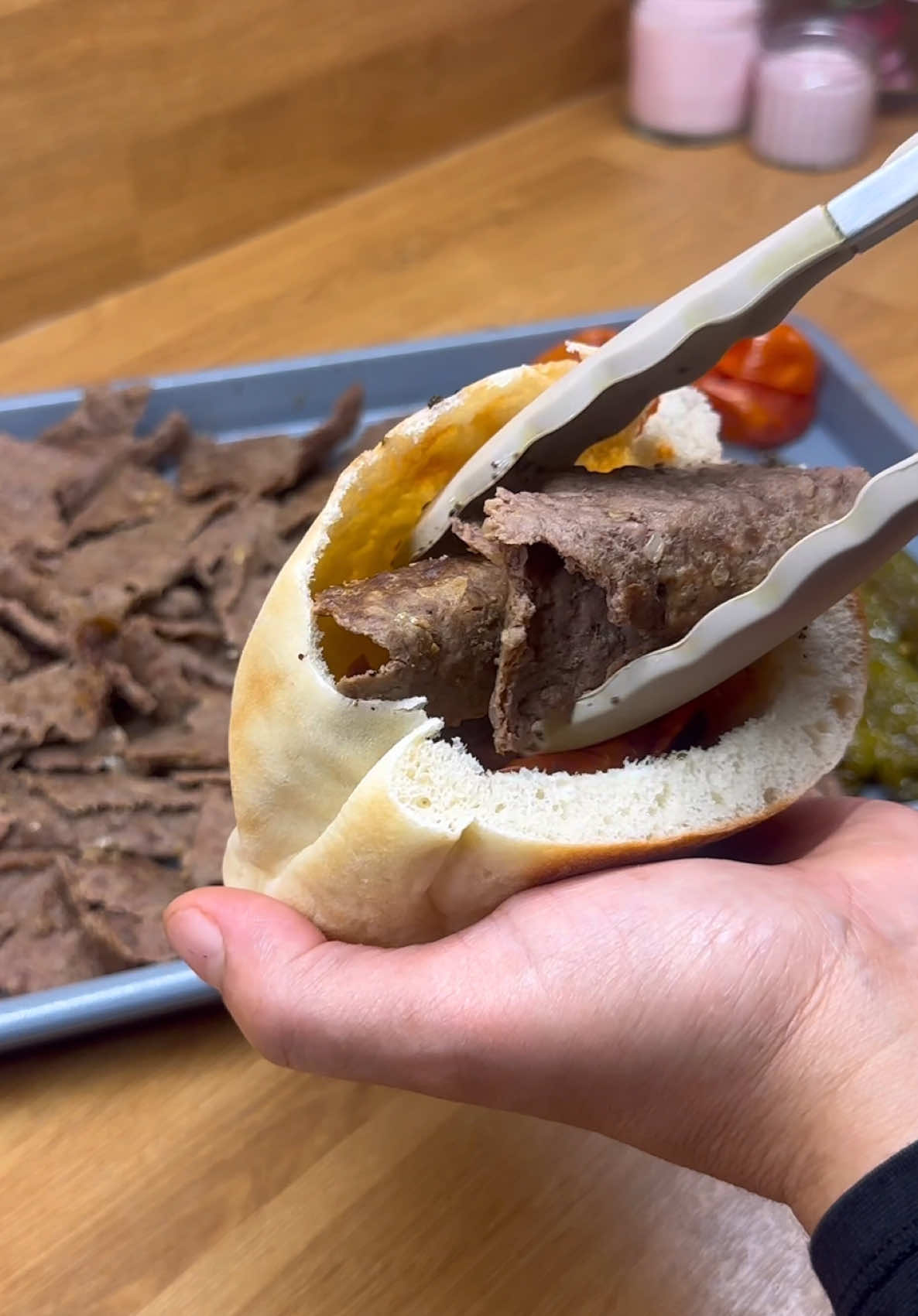 دونر الكباب التركي بأسهل طريقة لازم تجربوها 👌🏻 المقادير: 750 جرام لحمة مفرومه بصله كبيره مفرومه معلقتين كبار زبادي ملعقة صغيرة بابريكا نصف ملعقه صغيره زعتر نصف ملعقة صغيرة فلفل اسود ملعقه صغيره ملح #donerkebab #kebab #foryou #fyp #foryourpage 