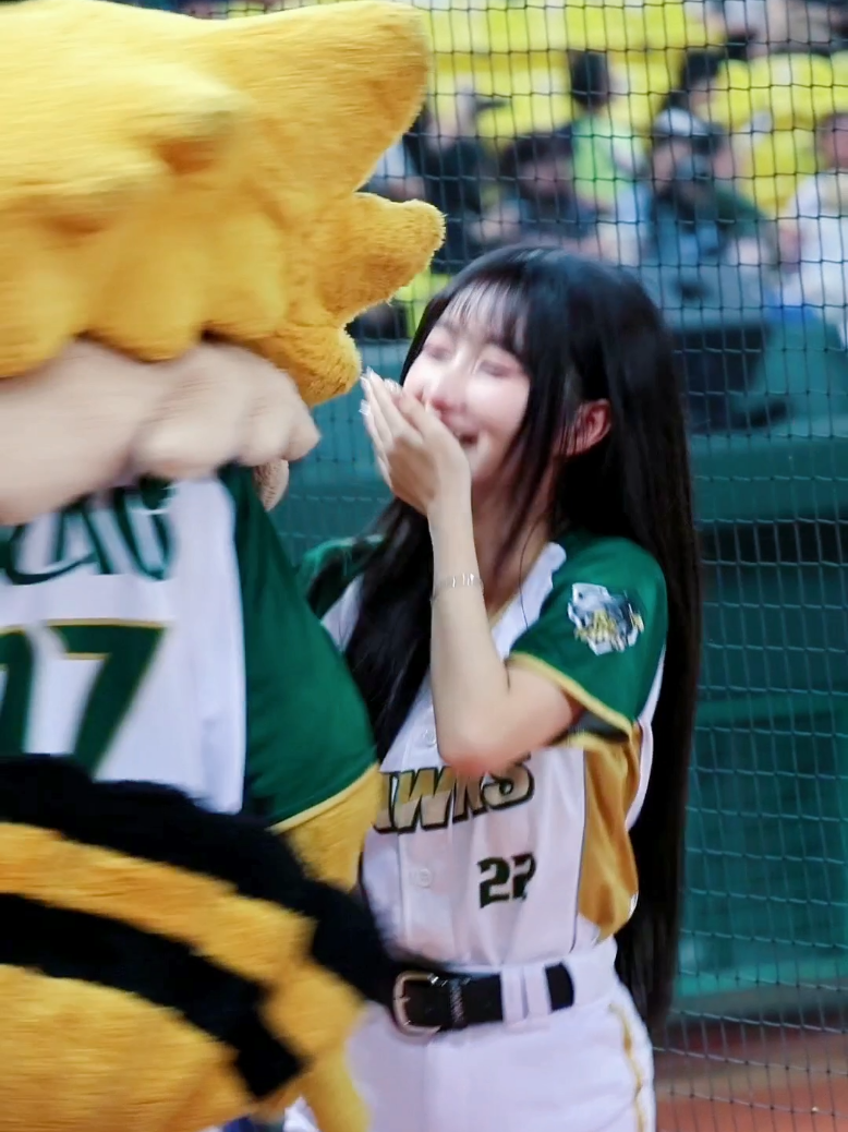 TAKAO 是粒的靠山😂 #一粒 #takao #粒寶樂園 #wingstars #台鋼雄鷹啦啦隊 