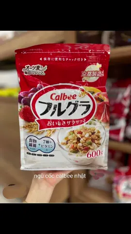 Sản phẩm là một loại ngũ cốc granola kết hợp các loại hạt ngũ cốc nướng lò với trái cây sấy khô.  Thành phần chính bao gồm yến mạch, lúa mạch, táo, nho, đu đủ, dâu tây, dừa, ngô, bí ngô, hạnh nhân, gạo nâu và sữa.  Ngũ cốc Calbee Frugra rất giàu chất xơ và sắt, đồng thời chứa 8 loại vitamin, mang lại bữa sáng lành mạnh và đầy đủ dinh dưỡng.  Sản phẩm có nhiều hương vị thơm ngon và kết cấu giòn, phù hợp với nhiều đối tượng sử dụng. 