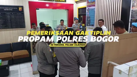CILEUNGSI - Anggota Profesi dan Pengamanan (Propam) Polres Bogor melaksanakan kegiatan penegakan ketertiban dan disiplin (Gaktiplin) mendadak terhadap seluruh personel Polsek Cileungsi pada hari Selasa, 18 September 2025. ​Kegiatan ini meliputi pemeriksaan kelengkapan administrasi perorangan dan inventaris dinas, serta pengecekan kebersihan markas kepolisian. ​Menurut keterangan dari Aiptu SUJATMIKO, anggota Propam Polres Bogor yang memimpin kegiatan, pemeriksaan difokuskan pada: ​ Kelengkapan surat-surat kendaraan, seperti SIM dan STNK. ​Kelengkapan dan keabsahan Surat Izin Kepemilikan Senjata Api (Senpi) bagi yang memegang. ​Aiptu SUJATMIKO menyatakan bahwa tidak ditemukan adanya pelanggaran. Seluruh personel yang diperiksa memiliki surat-surat lengkap, termasuk surat izin senpi yang masih berlaku. Selain itu, beliau memberikan apresiasi terhadap kondisi Mapolsek Cileungsi. 
