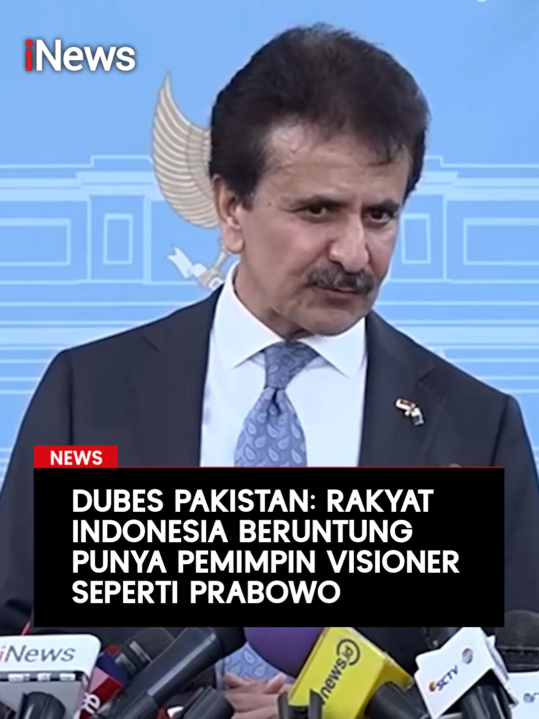 Duta Besar (Dubes) Pakistan untuk Indonesia Zahid Hafeez Chaudhri menyampaikan rakyat Indonesia beruntung punya pemimpin yakni Presiden RI Prabowo Subianto.  “Saya menemui Presiden Republik Indonesia dan izinkan saya pada awalnya mengatakan bahwa rakyat Indonesia beruntung memiliki seorang pemimpin visioner seperti Yang Mulia Presiden Prabowo Subianto,” ujar Hafeez usai melakukan kunjungan kehormatan di Istana Merdeka, Jakarta, Senin (17/11/2025). Diketahui Zahid, usai bertemu Presiden Prabowo Subianto di kompleks Istana Kepresidenan, Jakarta, Senin, menegaskan komitmen negaranya untuk memperkuat hubungan ekonomi dengan Indonesia di berbagai sektor perdagangan dan investasi. Baca selengkapnya hanya di  https://www.inews.id/news #iNews #DubesPakistan #Pakistan #PresidenPrabowoSubianto #Prabowo