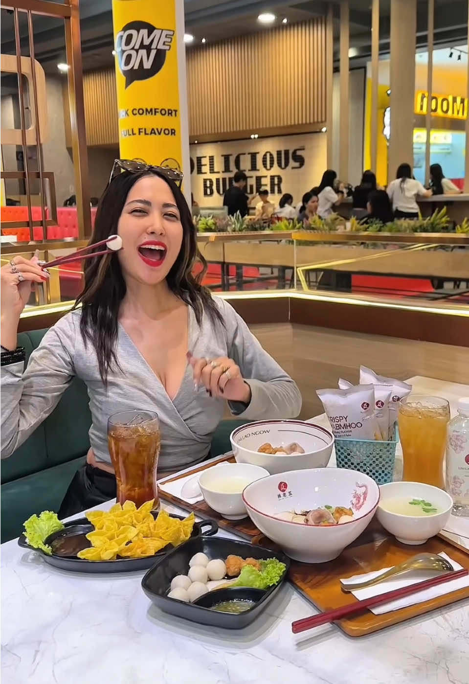 😋แวะร้านโปรดอีกครั้ง ลิ้มเหล่าโหงวที่เอ็มควอเทีย 🍜 บะหมี่คือหอม เส้นดี ลูกชิ้นปลาแท้ 100% เด้งฟินทุกคำ เมนูหมาล่าก็คือแอบยืนหนึ่ง อร่อยแบบกำลังพอดี 📍ชั้น B โซน Gourmet Market ลงบันไดเลี้ยวซ้าย ใกล้แม็ค #ลิ้มเหล่าโหงว #limlaongoworiginal #ก๋วยเตี๋ยวลูกชิ้นปลา #อร่อยบอกต่อ #ของอร่อยบอกต่อ 