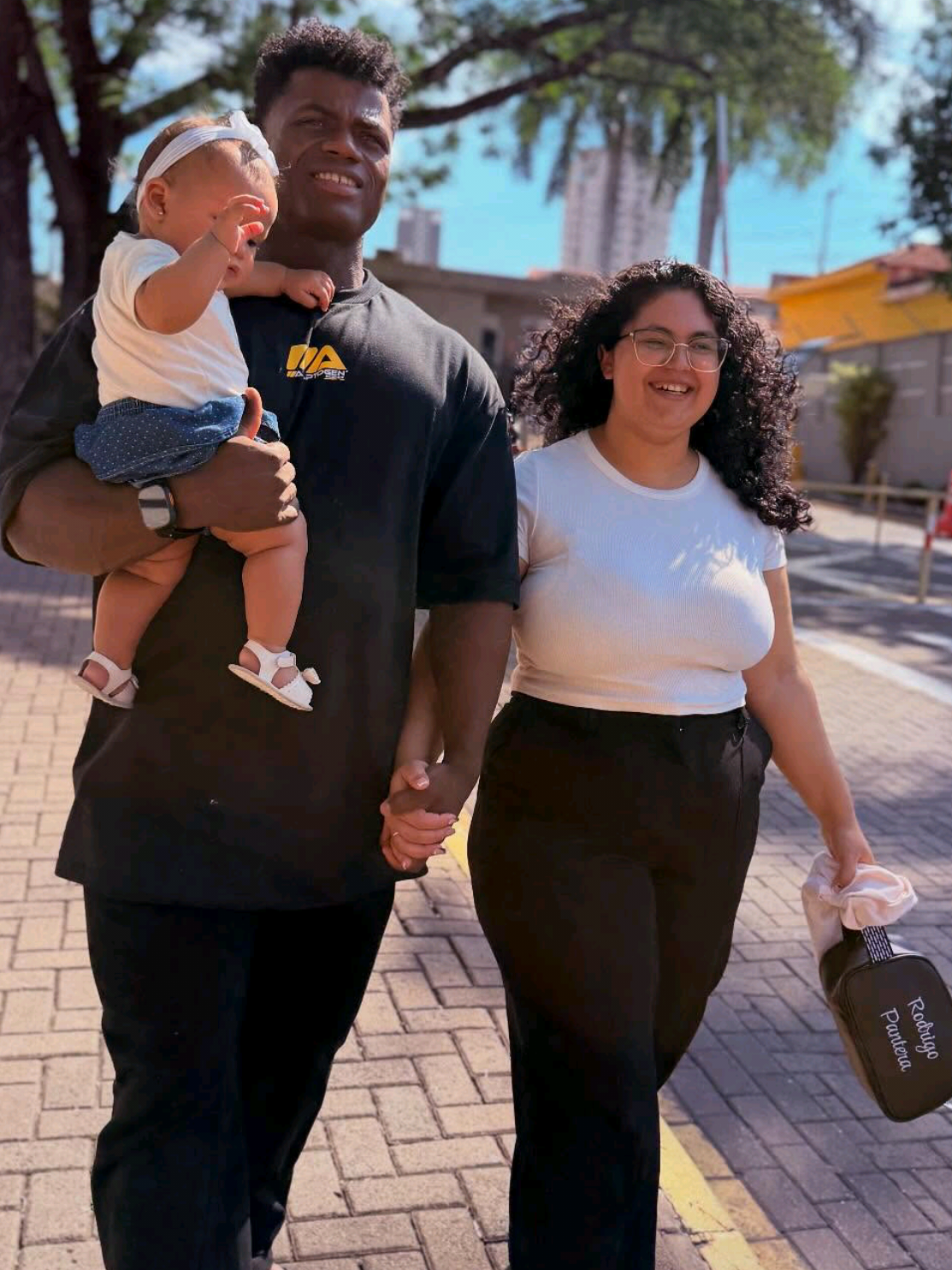 A história do Rodrigo Pantera vai além do físico e dos palcos. Ao lado dele existe uma mulher guerreira, que abriu mão dos próprios sonhos para viver ao lado do homem que ama. Ela cuida da dieta, acompanha os treinos, enfrenta críticas injustas e segue firme, mesmo quando muitos dizem que ela está ali por interesse. Mas a verdade é clara: o Pantera ama essa mulher, ela é o porto seguro dele, a parceira que constrói cada vitória e a família que eles sonham juntos. Isso aqui é amor de verdade, é parceria, é companheirismo. ❤️🔥 Galera, se você admira essa história, deixa o like, comenta aí o que você acha, compartilha esse vídeo e segue a página pra fortalecer o Pantera. Vamos apoiar quem merece! 🐅💪🔥#creatorsearchinsights #Fisiculturismo #rodrigopantera #motivacional #amor 