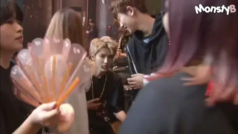 Jaman EXO Masih mode Cari uang 😭 Masih bisa kipas-kipas nunggu stage. Masih bisa nongkrong dengan candaan yg garing 🤣🤣 #EXO