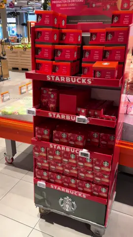 I mean?! 😍 🎅 #xyzabc #christmascup #coffee #ah #holidays @Albert Heijn @Starbucks Nederland @Starbucks 