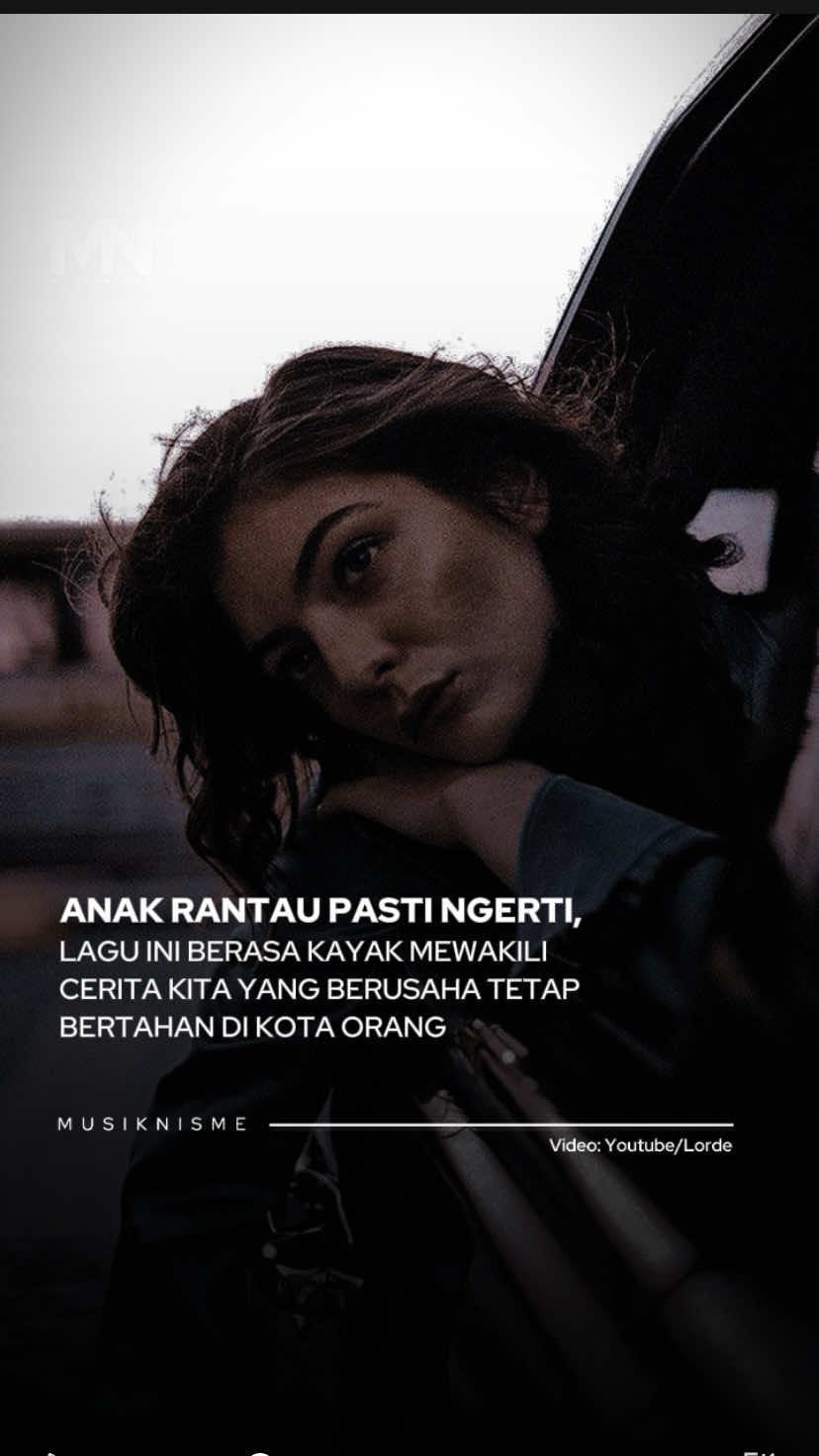 Buat banyak anak rantau, Lagu Team ini terasa seperti lagu yang memahami isi pikiran kita: perasaan ingin pulang tapi harus tetap melangkah maju, rasa takut gagal, tapi tetap harus berusaha bertahan karena tidak ada pilihan lain. Kalimat seperti “Dancin’ around the lies we tell” juga menggambarkan bagaimana kita sering pura-pura kuat, pura-pura baik-baik saja, padahal sebenarnya capek. Tapi begitulah hidup di kota orang — kadang kita hanya bisa terus melangkah sambil berharap semuanya akan baik-baik saja. Ada juga pesan tentang solidaritas. Bahwa kita tidak harus sempurna dan tidak harus disukai semua orang. Yang penting ada “tim” kecil — orang-orang yang satu frekuensi, yang berjalan bersama kita.. seperti teman seperjuangan yang kita temukan di tempat kerja, ataupun teman kost. Mereka adalah “team” yang bikin kita tetap merasa bersemangat. Melalu lagu ini, Lorde seakan mau bilang: “Kita mungkin bukan yang paling keren, bukan yang paling sempurna… tapi kita punya dunia kita sendiri. Kita punya perjuangan, dan kita punya orang-orang yang bersama kita. Itu sudah cukup.” Dan itulah yang membuat lagu ini begitu dekat dengan hati anak rantau. Ketika jauh dari rumah, lagu ini terasa seperti pengingat bahwa perjuangan kita valid, bahwa meski hidup tidak seindah film, kita tetap bisa bangga dengan perjalanan yang sedang kita jalani. Gimana menurut kalian? Yuk ceritain di kolom komentar👀 #musiknisme #lorde #team #anakrantau