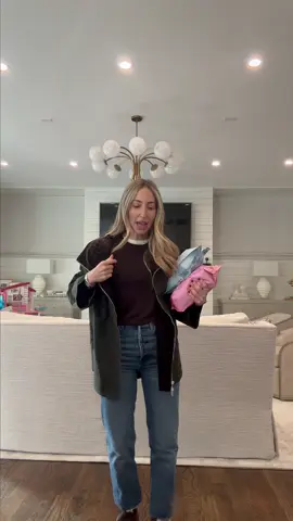 #rubybond #fitcheck for fun! 🍭🍬 We are the candy queen but also love a fashion moment. So figured I’d share the fit just for fun 🤩 Let me know if you guys have any questions. Love to chat with my #rubies xoxo 😘 #candy #style #fashion #agolde #laligne #eterne #denim #petitefashion #holidaycandy @AGOLDE @lalignenyc @TONY BIANCO 