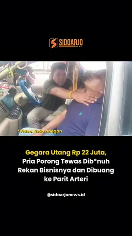 Warga di tepi Jalan Arteri Porong, Desa Kesambi, Kecamatan Porong, digegerkan dengan penemuan mayat seorang pria pada Jumat (7/11/2025) dini hari lalu. Korban diketahui berinisial MMA (58), warga Desa Juwet, Porong. Hasil penyelidikan Polresta Sidoarjo mengungkap bahwa korban tewas dibunuh oleh rekannya sendiri, MMK (45), asal Kecamatan Candi. Kapolresta Sidoarjo Kombes Pol Christian Tobing membenarkan pengungkapan kasus tersebut. Ia menyebut, pelaku sempat memukul dan mencekik korban hingga tewas di dalam mobil, sebelum akhirnya membuang jasad korban ke parit untuk menghilangkan jejak. “Pelaku dan korban adalah rekan bisnis. Dari keterangan tersangka, ia merasa tertekan karena kerap ditagih soal utang yang tersisa sekitar Rp 22 juta,” ujar Christian Tobing. Peristiwa bermula saat korban mendatangi rumah pelaku pada Kamis (6/11) untuk menagih sisa utang bisnis. Pelaku yang panik kemudian berjanji akan membayar pada 8 November, bahkan menawarkan mengantar korban pulang. Namun dalam perjalanan, cekcok kembali terjadi dan pelaku mengaku semakin emosi. “Tersangka meminggirkan mobil, memukul korban sekali mengenai rahang hingga tak sadarkan diri, kemudian mencekik korban hingga meninggal,” terang Kapolresta. Setelah memastikan korban tidak bernyawa, pelaku membawa jasad itu dan membuangnya di parit Jalan Arteri Porong sekitar pukul 05.00 WIB.