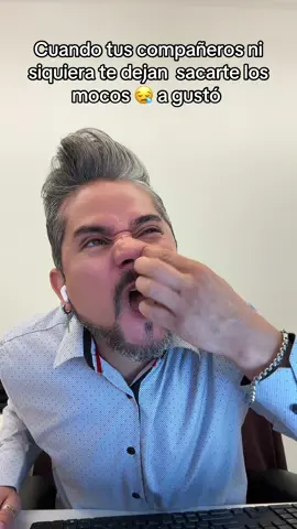 Cuando tus compañeros ni siquiera te dejan  sacarte los mocos 😪 a gustó #trabajo #mexico #oficina #chicago #alejandramadrigaldehorta 
