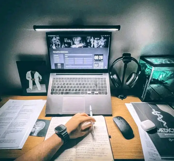 Les filières informatiques expliquées simplement (et pourquoi tu ne dois pas te tromper) 🎓 Si tu veux réussir dans la tech, comprends d’abord ce que chaque filière t’apprend réellement. La majorité des étudiants choisissent une filière… sans savoir ce qu’ils vont devenir. Résultat : frustration, échec, réorientation tardive. Aujourd’hui, je te donne la vérité claire, comme un mentor parlerait à son petit frère.  Let go en commentaire 🏃🏾‍♂️