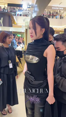 Chị đẹp Thiều Bảo Trâm cực chuyên nghiệp khi đem dàn ekip theo take care kĩ càng tại sự kiện YSL HOLIDAY POP-UP #chumchum #directorbychumchum#dirLFRAGRANCE #YSLMAKEUP #YSLVNbychumchum 