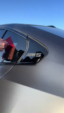 Unwrapping the BMW M5 🖤 #bmwmrepost #bmwm5  BMW M5 Limousine[2]: Energieverbrauch gewichtet kombiniert: 17,6–17,2 kWh/100 km und 5–4,8 l/100 km (WLTP); CO₂-Emissionen gewichtet kombiniert: 114–108 g/km (WLTP); CO₂-Klassen: Bei entladener Batterie G; gewichtet kombiniert C; Kraftstoffverbrauch bei entladener Batterie: 10,7–10,5 l/100 km (WLTP)   [1] Reichweite abhängig von unterschiedlichen Faktoren, insbesondere: persönlicher Fahrstil, Streckenbeschaffenheit, Außentemperatur, Heizung/Klimatisierung, Vortemperierung. [2] Bei Plug-in-Hybrid: Gewichtet, kombiniert (EC AC Charge Weighted) [3] Setzt sich zusammen aus verbrennungsmotorischem Antrieb 430 kW / 750 Nm und elektrischem Antrieb bis zu 145 kW / 280 Nm. Elektrischer Antrieb abhängig vom Ladezustand der Batterie. [4] Bei Plug-in-Hybrid: Leistung abhängig vom Ladezustand der Batterie.