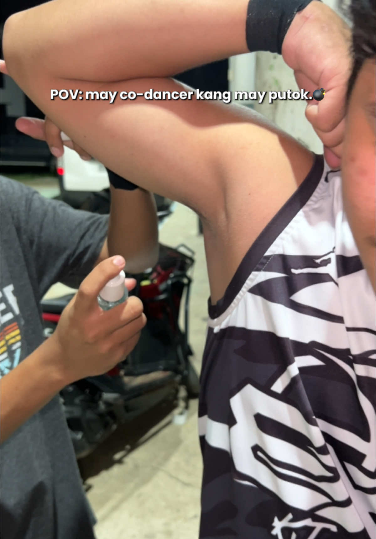 tip para walang manapak na amoy sa rehearsal: may deo spray kayo lahat before rehearsal 😂🤸‍♀️🤸‍♀️ #evosnowdeodorizingspray #evosnowdeospray #evosnowdeodorizingfragrancespray #alabfam 