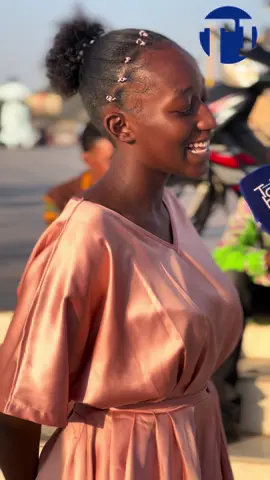 Aujourd’hui, à la Place de la Nation, nous avons rencontré une jeune fille congolaise… 🌍✨ Et son impression sur le Tchad va vraiment vous surprendre ! ➡️ Entre culture, accueil et découverte, elle nous partage son regard sincère et touchant sur notre pays. Dites-moi en commentaire : et vous, comment décririez-vous le Tchad à un étranger ? 🇹🇩❤️ #TchadInfos #PlaceDeLaNation #NouveauxVisages #congolaise🇨🇩 #afrique 