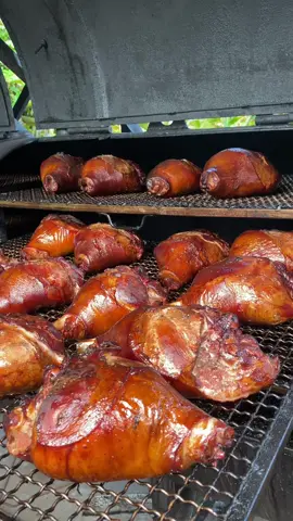 Jambon de porcelet bientôt disponibles sur exclusivement sur la boutique en ligne www.caribbeansmokerzbba.shop. Soyez prêt, quantités limitées! Commandez et récupérez en point relais Jarry et Basse Terre 2j de saumure aux épices 9h de fumage basse température  au bois de campêche Sans sel nitrité sans conservateurs  Origine France. #caribbeansmokerzbbq #bbq #guadeloupe #noel #jambon 