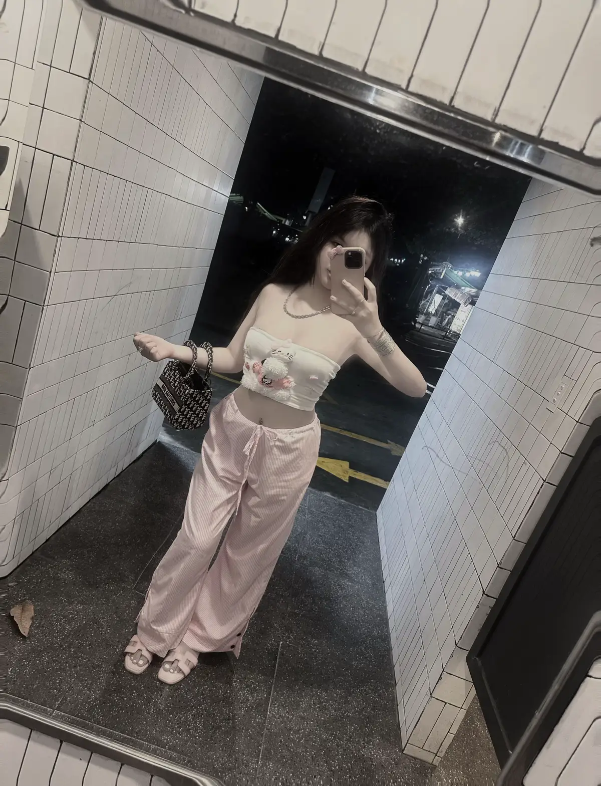 Lo cho anh sợ anh dính mưa, thì nhìn lại vai em đã ướt đẫm! Thương ở chỗ, không mưu cầu vật chất mà là tình cảm . Tệ ở chỗ không biết thương em…