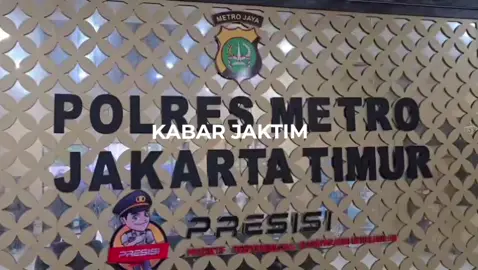 Niat Bantu Temannya Hajar Tersangka, M Justru Twas Ditusvk Bagian Leher Pemudai Berinisial M harus meregang nyawa usai mengalami luka tusuk di bagian leher di Jalan Raya Condet Gang HM Izi, Kramat Jati, Jakarta Timur, Senin (17/11/2025) sore. Korban pada saat itu hanya membantu temannya berinisial A untuk mengeroyok R karena masalah perempuan yang diperebutkan. Kapolsek Kramat Jati, AKP Pesta Hasiholan Siahaan menerangkan, cekcok di lokasi berawal dari korban A dengan tersangka R. Kemudian, A menukul pipi tersangka R dan disambut ayunan helm ke arah kepala oleh M. Saat memukul gunakan helm, korban tidak menyadari di tangan tersangka sudah ada sebilah sangkut dan ketika itu dibalas dengan tusukan ke arah leher. 