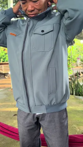 Ba sợ các con tốn tiền, nhưng ba vui lắm ba giấu niềm vui đó trong lòng.🥰  ko phải giá trị ở món quà, mà ba vui vì được con cái quan tâm🥹 #quachobo #aokhoactangbo #aokhoactrungnien #viral 