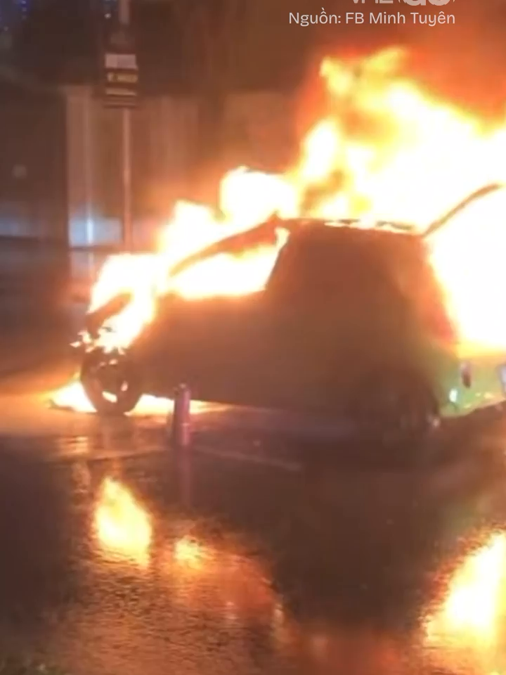 Ôtô bốc cháy, phát nhiều tiếng nổ giữa đường ở Hà Nội #VnExpress #VNEgo