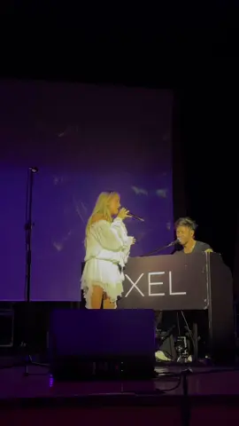 Parte 1: “Solo tu voz” w @AxelOficial  en su último concierto de su gira por España❤️ Que bonito cantar contigo💕