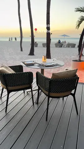 If you want a chill adults-only dinner in Aruba, Elements is such a good pick. Right on Eagle Beach, super relaxed, pretty views, and the whole vibe feels calm and peaceful. And after dinner you can just hang on the beach on one of their comfy daybeds✨ #Aruba #honeymoon #elementsaruba 