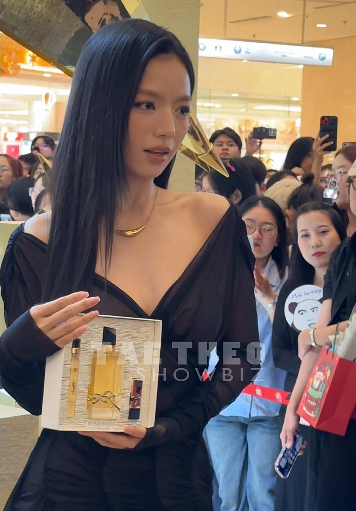 Diễn Viên Lê Hạ Anh cùng tone đen quyến rũ tại Event YSL HOLIDAY POP-UP #taetheoshowbiz #YSLFRAGRANCE #YSLMAKEUP #lehaanh 