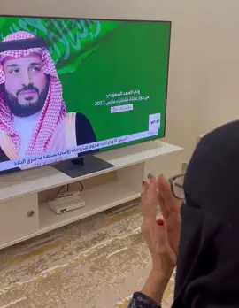 ردة فعل مُسنة خلال مشاهدة صورة ولي العهد على الشاشة . #محمد_بن_سلمان #ولي_العهد 