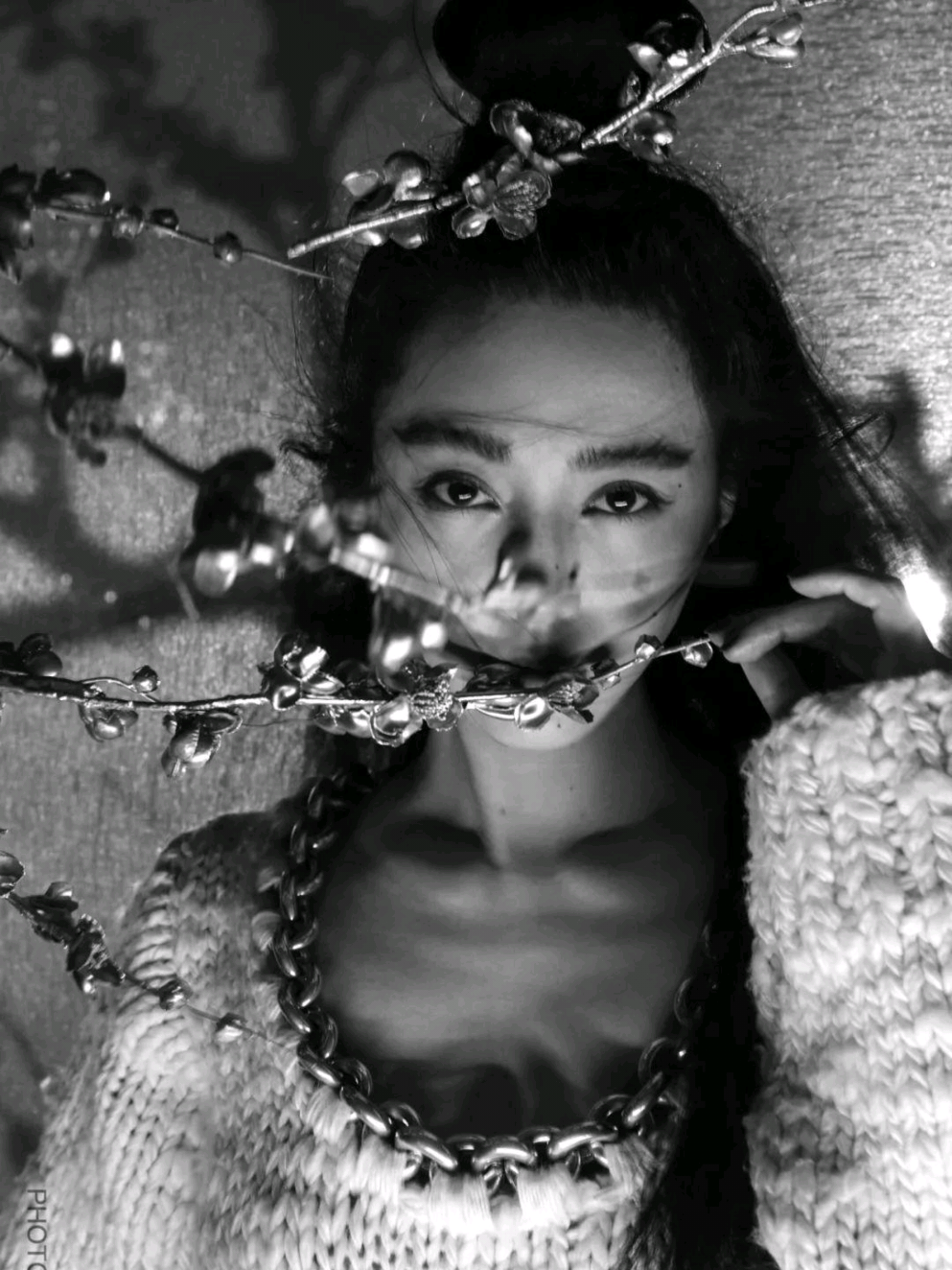 Những phát ngôn kiêu ngạo của Phạm Băng Băng (PBB) ở giai đoạn đỉnh cao Trước khi sự nghiệp bị đóng băng bởi scandal trốn thuế, PBB là cái tên lừng lẫy trong Cbiz. Cô thành công trong rất nhiều vai trò như diễn viên, người mẫu, nhà sản xuất phim, được xem là biểu tượng sắc đẹp và thời trang tại Trung Quốc và châu Á. Cô từng nhận giải Ảnh hậu tại LHP quốc tế Tokyo, LHP quốc tế San Sebastian (Tây Ban Nha) và Giải điện ảnh Bách Hoa, Kim Kê... Năm 2010, cô từng được tờ Tin tức Bắc Kinh bình chọn là Người phụ nữ đẹp nhất Trung Quốc. Cô lọt Top 100 người ảnh hưởng nhất Thế giới do tạp chí TIME của Mỹ bầu chọn (2017), Top 2 Người đẹp nhất thế giới do tạp chí TIME bầu chọn (2017). Cô đạt Top 1 nữ diễn viên quyền lực và thu nhập cao nhất Trung Quốc 5 năm liền (2013 - 2017). Cô đứng ở Top 5 nữ minh tinh có thu nhập cao nhất thế giới năm 2016. Quyền lực, giàu có nên PBB rất tự tin, có rất nhiều phát ngôn gây tranh cãi. Cô từng tuyên bố: 