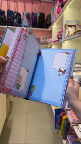 As folhas decoradas desse caderno 😲 to impactada!  💻 compre em www.mimosstori.com.br #snoopy #papelaria 