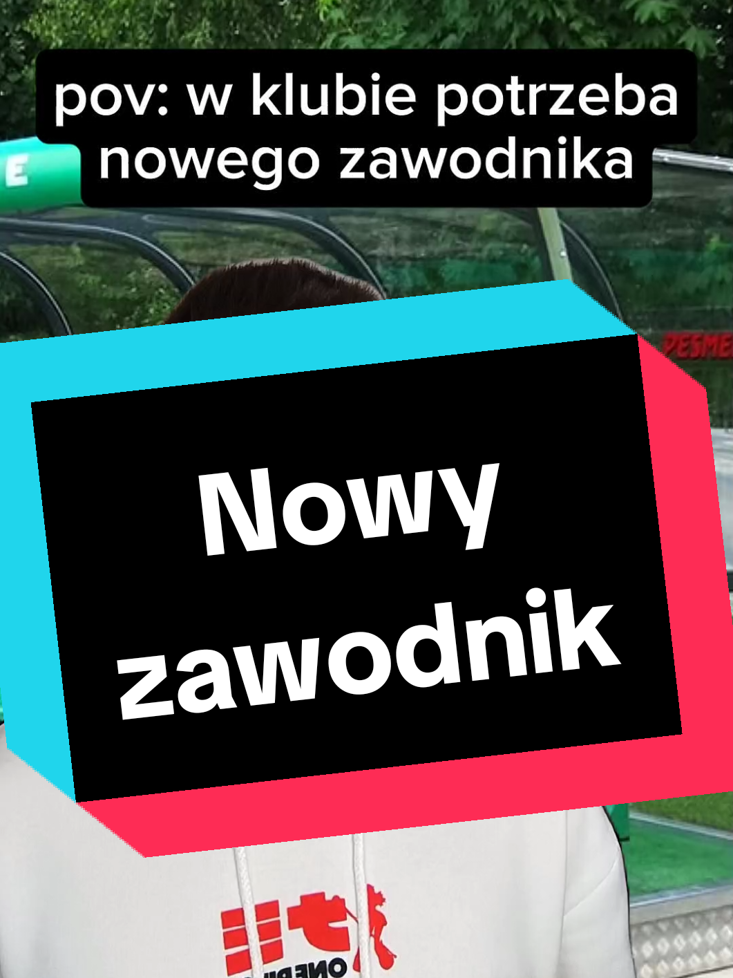 Kto Twoim zdaniem powinien dołączyć do naszego klubu piłkarskiego? Czy będzie to ktoś z ligi azjatyckiej lub z koła gospodyń wiejskich? Chyba będzie to najlepszy piłkarz świata Azor. Pięknie drybluje, ale w obronie też sobie radzi. Kolejny film z serii piłka nożna. 😁😁😁 #piłkanożna #piłkarze #boisko #trener #śmiesznefilmiki 