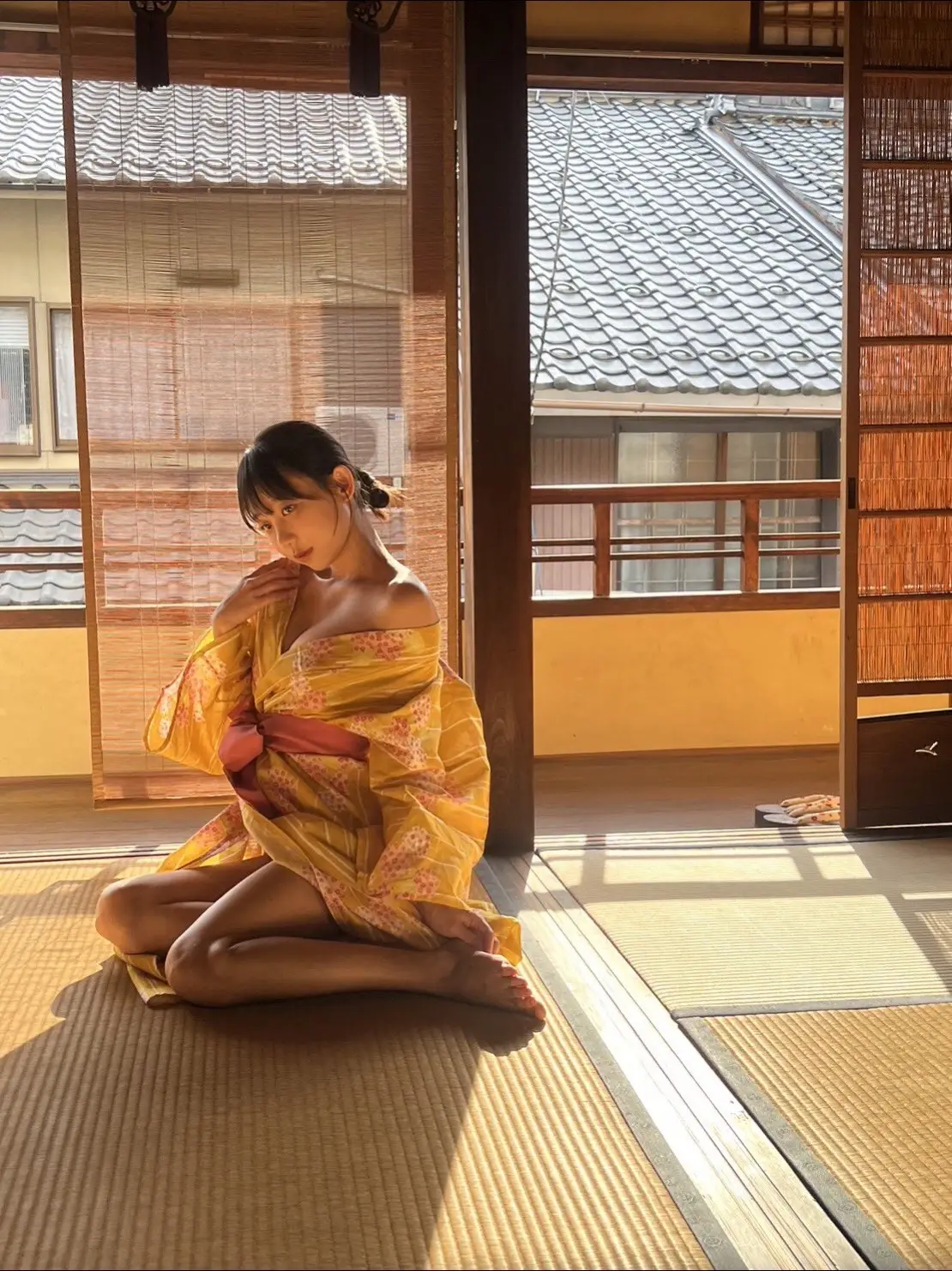 夏休みも半分過ぎたね～ 今は外婆の田舎に遊びに来ています。昨日外婆が「明日町で夏祭りがあるから、昔の浴衣を穿いて行こう」って言って、押入れから淡い水色の浴衣を取り出してくれました。これは外婆が結婚式の時に着ていたもので、桜の刺繍が超美しいです！でも「一人で浴衣を着るのは初めて…木屐も履いたことがない」って緊張したけど、「自分で挑戦してみよ！」って决心しました。さっそく夏祭り体験をシェアします！まず、今日の「浴衣セット」を紹介するね！👘 浴衣は水色地に満開の桜刺繍で、襟元には金の糸で縁取りがあって超精緻です。外婆が「この桜は一針一針手で刺したのよ」って話すと、「すごい！外婆すごいです！」って感心しました。腰には赤色の帯を結んで、外婆が「簡単なお太鼓結び」を教えてくれました。帯には銀色の櫛をつけて、夏らしい雰囲気が満載です。足元は黒い足袋に木屐を履き、手には外婆が編んだ水色の手提げ袋を持っています。中にはティッシュ、小銭、スマホ（自撮り用！）を入れて万全です～朝食後、外婆が浴衣の着方を復習させてくれました。「肩の部分をキチンと締めないとズレるよ」「木屐の結び目は足首にフィットさせると歩きやすい」って細かく教えてくれました。最初は木屐を履いて立つだけでバランスを崩しそうで、「うわ～ちょっと怖い！」って叫んだら、外婆が「手を持ってあげるから、ゆっくり練習して」って優しく支えてくれました。1時間ぐらい練習したら、总算是歩けるようになりました！午後5時ごろ、家を出発しました！🌬️ 外に出ると、夏の風が浴衣の裾を揺らして超爽やかです。木屐を履いて歩くと「カタカタ」と音がして、「哇～これ、夏祭りの雰囲気！」って自分でも嬉しくなりました。途中の川辺を通ると、子供たちが金魚すくいをしていて、「お姉さん、浴衣が可愛いです！」って声をかけてくれました。照れくさくなりながら「ありがとう！君たちも楽しんでね」って答えると、「一緒に金魚すくいをしませんか？」って誘われました。でも「先に祭りの中心に行ってきます！後で会おう！」って約束して先に進みました。町の中心に着くと、夏祭りの喧騒が包み込んできました！🏮 屋台が並んでいて、焼きそば、たこ焼き、刨氷の香りが漂ってきて食欲が出ました。「お姉さん、浴衣が素敵ですね！」って屋台のおじちゃんが褒めてくれました。「ありがとうございます！初めて着てきました」って答えると、「それなら刨氷をおまけにしましょう！」って抹茶刨氷に紅豆をたくさんのせてくれました。甘い抹茶とあまくてしょっぱい紅豆が相性抜群で、超美味しかったです！刨氷を食べながら、祭りの中を歩いていると、浴衣を着たお姉さんが「あなたの浴衣、桜の刺繍が美しいですね！」って声をかけてくれました。お姉さんはピンクの浴衣に向日葵の帯を結んで超可愛いでした。「これは外婆の結婚式の浴衣です！」って話すと、「わ～歴史があるんですね！私のは去年の夏祭りに買ったものです」って自分の浴衣を見せてくれました。お姉さんが「一緒に歩きましょう！花火は7時からですよ」って誘ってくれて、嬉しくて応えました。さっそく自撮りの計画を立てました！📸 屋台の提灯を背景に、浴衣の裾を少し持ち上げたポーズを取る予定です。「3、2、1！」ってタイマーを押した瞬間、お姉さんが「チーズ！」って声をかけてくれて、自然に笑顔がこぼれました。この写真、提灯の暖かい光が浴衣を照らして、桜の刺繍が輝いて超美しいです。お姉さんと「祭りの看板の前で撮ろう！」って提案すると、二人で木屐を揃えてピースをするポーズも撮れました。LINEを交換したら、「花火が始まったら連絡するね」って約束しました～お姉さんと一緒にたこ焼きを食べたり、お土産屋で風鈴を見たりして時間を過ごしました。風鈴の「ふわり」とした音が夏らしくて超癒やしです。「この風鈴、水色があなたの浴衣に似合うよ」ってお姉さんがアドバイスしてくれて、買って外婆にプレゼントすることにしました。その時、空に「バン！」という音がして、花火が咲きました！🎆 金と銀の花火が夜空に広がって、周りの人たちが「わ～！」って歓声を上げました。 #浴衣  #浴衣女子  #着物  #着物女子  #田舎 