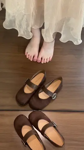 Giày búp bê mũi tròn có qoai da lộn nâu sẫm #giaynuhottrend #giaybupbenu #phukienthoitrang #giaybetnu #giayxinh 
