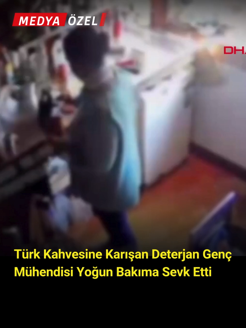 Beyoğlu’nda bir kafede Türk kahvesi içtikten sonra fenalaşan 26 yaşındaki mühendis Ayben Özçilingir Turtura, kostik madde (sodyum hidroksit) şüphesiyle entübe edilerek yoğun bakıma alındı. Genç kadının boğazı, yemek ve soluk borusu, mide ve akciğerlerinde yanıklar oluştu. İncelemede, kahvenin mutfakta şişelere doldurulan endüstriyel bulaşık deterjanıyla hazırlandığı ortaya çıktı. Kahveyi hazırlayan M.A. ile işletme sahibi S.N.Ö. gözaltına alınırken, kafe zabıta ekiplerince mühürlendi. 17 Kasım’da yaşanan olayda kahveden ilk yudumu alır almaz fenalaşan Turtura, iki hastanede yapılan müdahalelerin ardından yoğun bakıma alındı. İl Sağlık Müdürü Dr. Abdullah Emre Güner, hastanın solunum desteğinden ayrıldığını ve genel durumunun iyiye gittiğini açıkladı. #Beyoğlu #Zehirlenme #TürkKahvesi #GıdaGüvenliği #MedyaÖzel