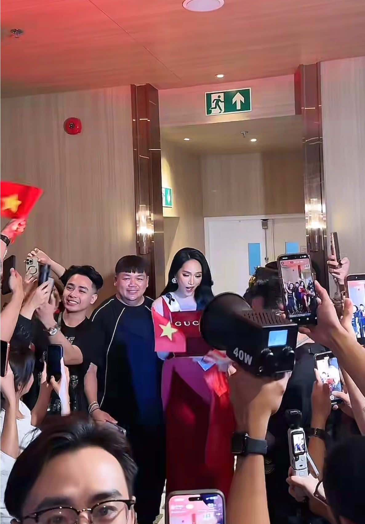 VIỆT NAM NÓI LÀ LÀM! @Call me Duy tặng nóng túi Gucci cho Hoa hậu Hương Giang. Đội cổ vũ Việt Nam làm rung chấn Miss Universe năm nay quá đỉnh 🔥🔥 #huonggiang #hoahauhuonggiang #missuniverse #the74thmissuniverse #callmeduy 