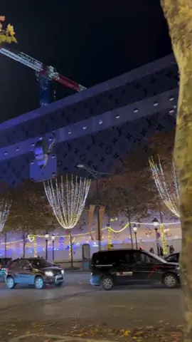 Les magnifiques décorations sur les Champs-Elysées The magnificent decorations on the Champs-Elysées Crédit vidéo IG @adv.joaoemanuel Follow us on IG: @champselysees_paris www.champselysees-paris.com © Paris, Always an Amazing idea! #paris #champselysees #illuminationschampselysees #christmasdecorations #decorationsdenoel