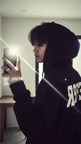 Prompt : buatkan foto Seorang pria muda tanpa mengubah referensi wajah, sedang mengambil swafoto di depan cermin dengan menggunakan ponsel. Ia mengenakan hoodie hitam dengan tudung yang menutupi sebagian rambutnya, berpose dari samping sambil memegang ponsel dengan satu tangan. Pantulan cahaya flash dari kamera ponsel menciptakan efek sinar yang memancar secara diagonal, menambah kesan dramatis pada foto. Rambutnya berwarna hitam gelap dan agak berantakan, jatuh di dahi dan menutupi sebagian wajah. Di tangannya terdapat satu cincin di jari telunjuk yang memberi kesan edgy dan stylish. Tulisan berukuran besar berwarna putih terlihat di bagian belakang hoodie, menciptakan kontras kuat dengan warna hitam pekat kain. Latar belakang menunjukkan interior ruangan modern dengan dinding putih, meja kayu, dan jendela besar yang memancarkan cahaya lembut dari luar. pose: Pria berdiri membelakangi arah cermin, tapi tubuhnya sedikit miring ke samping kiri. Wajahnya hanya terlihat dari samping (profil kiri) karena ia memegang ponsel di depan wajah untuk selfie. Tangan kiri memegang ponsel di depan wajah dengan posisi agak tinggi (sejajar dengan mata). Jari-jari tangan membentuk posisi santai namun kuat — sebagian menutupi bagian bawah wajah. Tangan kanan tidak terlihat jelas, kemungkinan berada di sisi tubuh. Bahunya agak naik sedikit karena posisi tangan mengangkat ponsel. Pose secara keseluruhan terlihat santai tapi bergaya, memunculkan aura cool, misterius, dan sedikit edgy. Gaya pencahayaan: Hd kontras tinggi, dengan efek flare cahaya dari kamera. Nuansa foto: misterius, cool, minimalis, modern, dan bergaya urban streetwear. Gaya visual: fotografi reflektif artistik, potret bergaya mirror selfie, komposisi sinematik, tone lembut tapi kontras, realistik dengan detail pakaian dan cahaya yang jelas. #CapCut #geminiai #trendgeminiai #trendgeminiaimirorselfie 