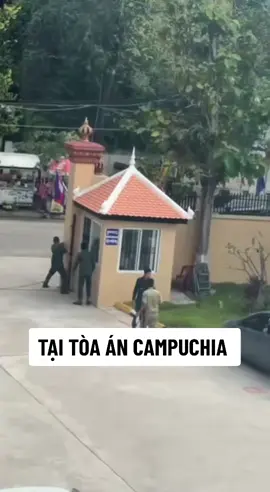 Nhóm đối tượng tội phạm lừa đảo được cảnh sát dẫn giải đến tòa án và đã có đồng bọn tiếp tay giải thoát. cảnh sát và nhóm  tội phạm pằng pằng quyết liệt#vietnam🇻🇳 #xuhuongtiktok #hot 