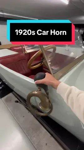 This is how people honked their car horn in the 1920s 🚗📯